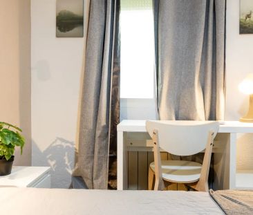 Room in a shared 4-bedroom apartment for rent in Puerta del Ángel, all bills included, professionals and students only - Photo 2