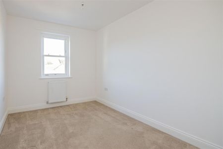 3 bed Apartment - Duplex To Let - Photo 3