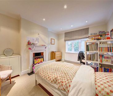A gorgeous five bedroom family home located in the heart of Raynes park, benefitting from off-street parking. - Photo 2