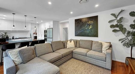 Fully Furnished 3 bed, 2 bath + Self Contained - Photo 2
