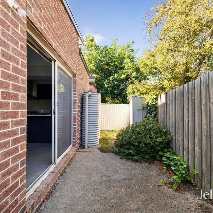 Modern Townhouse in Lake Wendouree - Photo 1