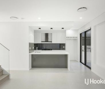 Beautiful 5 Bedroom Home! - Photo 5