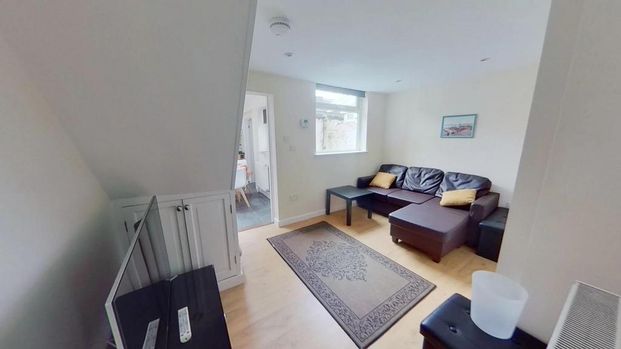 4 bedroom private hall to rent - Photo 1