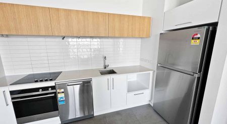 CITY CENTRE - SPACIOUS APARTMENT WITH CARPORT - Photo 5