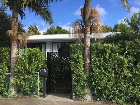 BRAND NEW LISTING: Cool 2 bedroom unit with garden - Photo 4