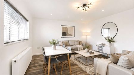 An exceptional refurbished two bedroom, two bathroom maisonette with off-street parking. - Photo 2
