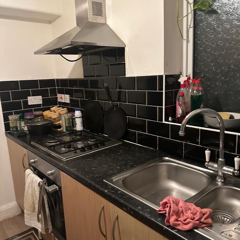 1 bedroom in a house share to rent - Photo 1