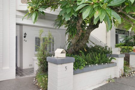 Fully renovated Beachside apartment - Photo 2