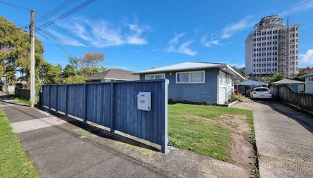Beautiful 3 Bedroom family home - Photo 5