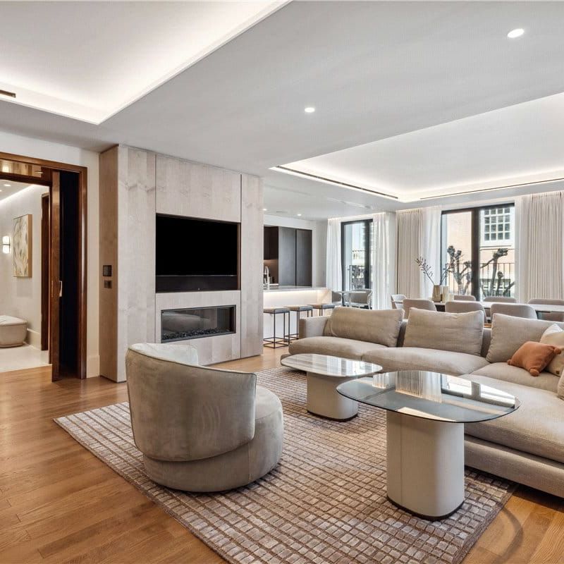 A beautifully presented and interior designed contemporary three double bedroom (all en-suite) third floor apartment. EPC rating: B | Council Tax Band H - Photo 1