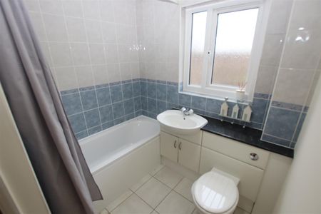 2 bedroom Flat to let - Photo 5