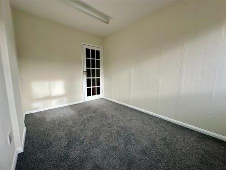 3 bedroom semi-detached bungalow to rent - Photo 4