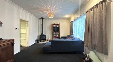 Spacious & Warm 3 Bedroom Family Home - Photo 3