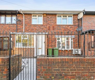 Terraced House To Let - Photo 2