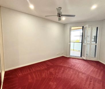 Sun-lit & spacious unit in Hurstville - Photo 2