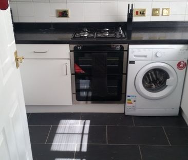 Room in a Shared House, Elizabeth Fry Place, SE18 - Photo 2