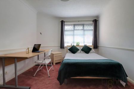 4 bedroom semi-detached bungalow to rent - Photo 4