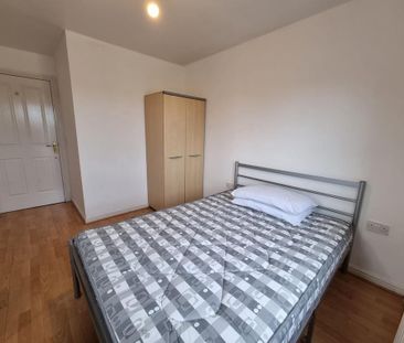 4 bedroom end of terrace house to rent - Photo 4