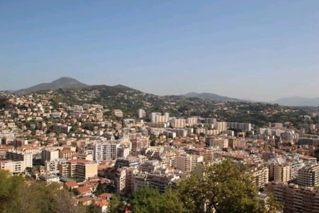 Location Appartement 4 pièces 76m² NICE 06000 - Photo 2