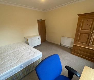 4 bedroom end of terrace house to rent - Photo 3