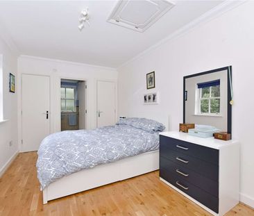 A spacious and impressive town house with ground floor rear extensi... - Photo 5