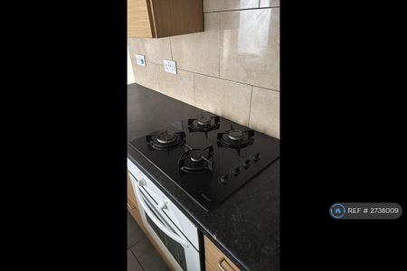 5 bedroom end of terrace house to rent - Photo 2