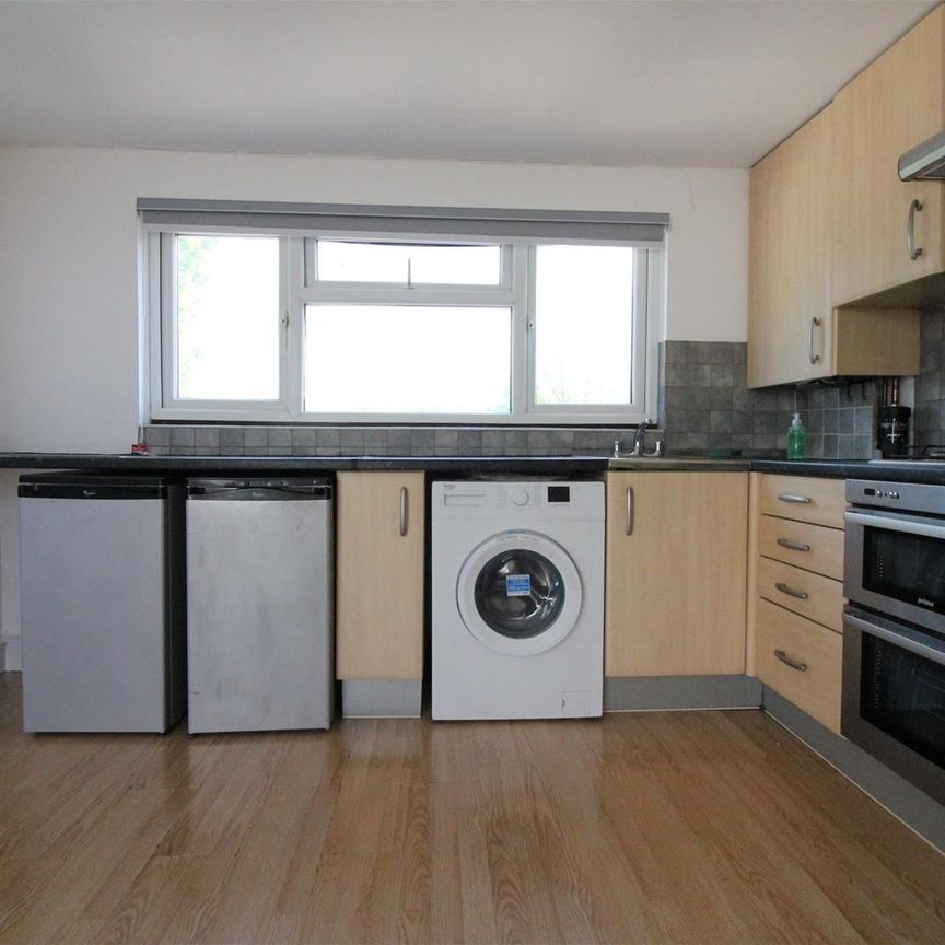 Kingsbridge Crescent, Southall - Photo 1