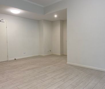 Modern 1 bedroom unit on 6th floor building b - Photo 4