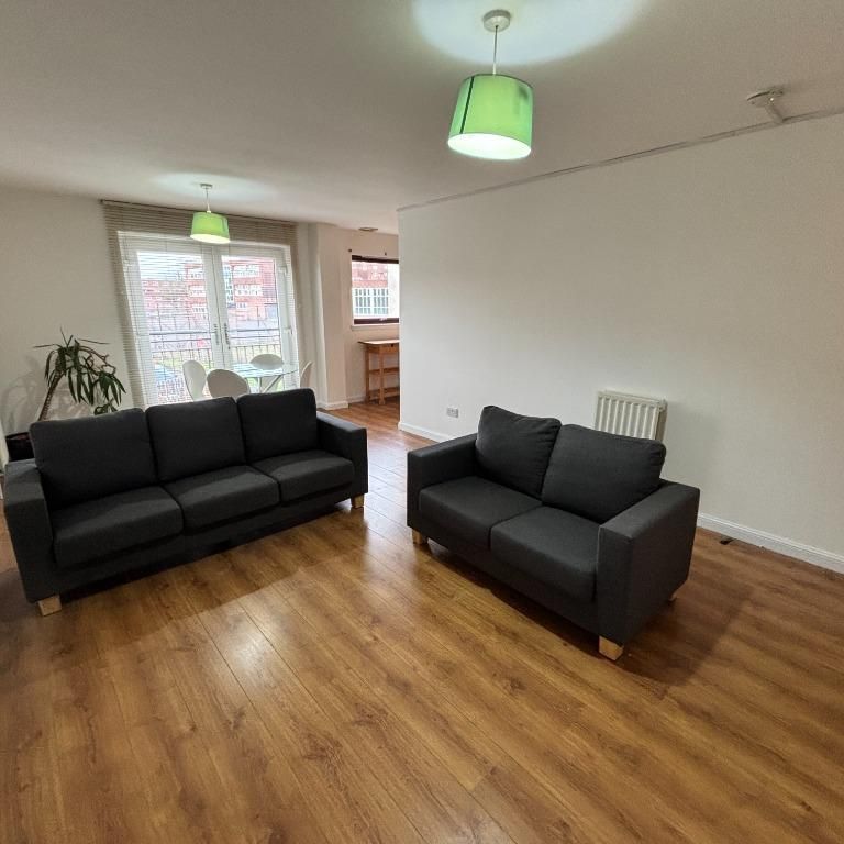2 bedroom flat to rent - Photo 1