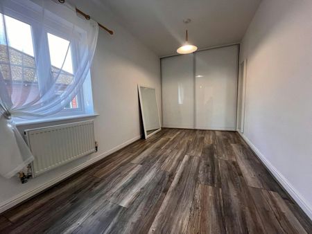 Semi-detached house to rent on - Photo 4