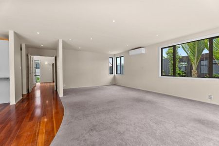 Large and Light Filled - Easy 10 minute walk to the Beach! - Photo 2