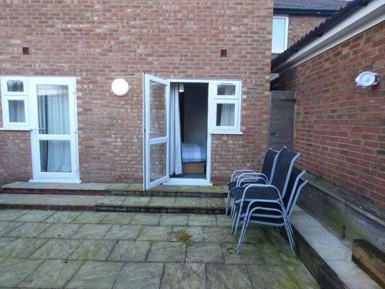 Room With Patio In Stapleford Road, Luton, LU2 - Photo 1