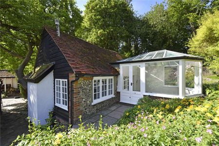 A spacious two bedroom detached cottage in the village of Cookham Dean - Photo 3