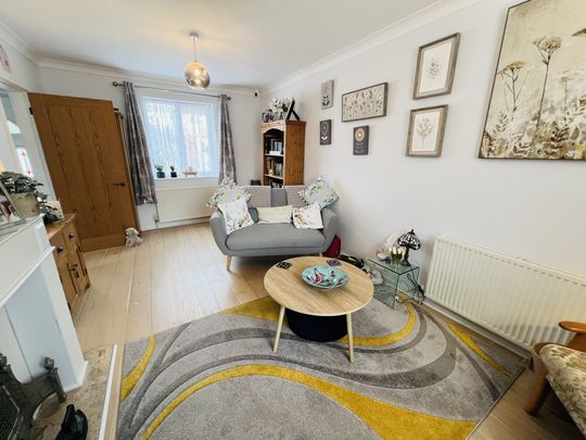 Knoll Crescent, Eastbourne - Photo 1