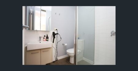 Single-Level with Huge Private Courtyard. - Photo 5