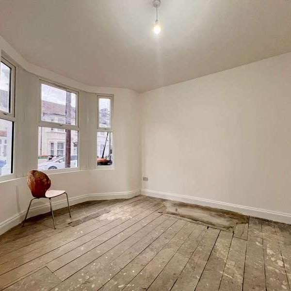 East Avenue, London, E12 - Photo 1