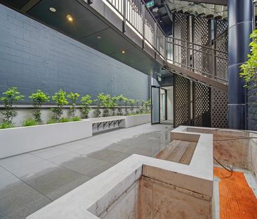 Step out to Victoria Park and the Viaduct. - Photo 1