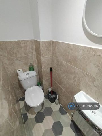 1 bedroom in a house share to rent - Photo 5