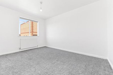 3 bedroom flat to rent - Photo 3