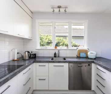 Charming 3 Bedroom Family Home - Photo 5