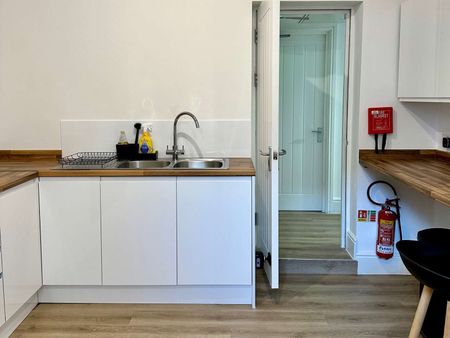 Newly renovated 6 bed HMO Room 6 - Photo 3