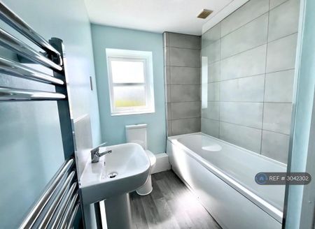 2 bedroom terraced house to rent - Photo 4