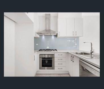 Light Filled Park Side Apartment! - Photo 2