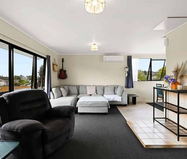 Spacious Three-Bedroom Home with Double Garage - Photo 1