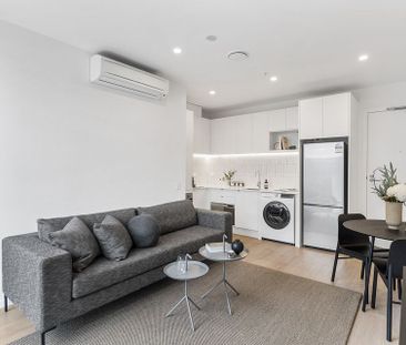 NYC Style apartment in epic location - Photo 3