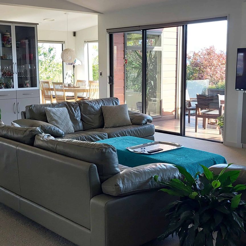 Three bedroom, elevated home, awesome views - Photo 1