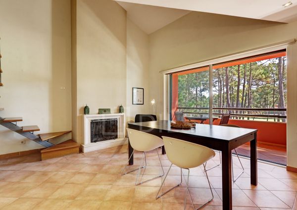 Apartamento T1+1 mobilado e com varandas, no condomínio da Herdade da Aroeira