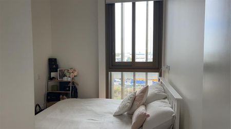 Gorgeous Near New 1 Bedroom 1 Bathroom - Photo 4