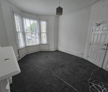 Room in a Shared House, Herndon Road, SW18 - Photo 1