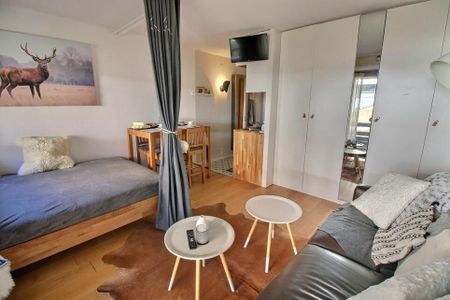 Studio à louer à la semaine sur la place du village - Photo 2